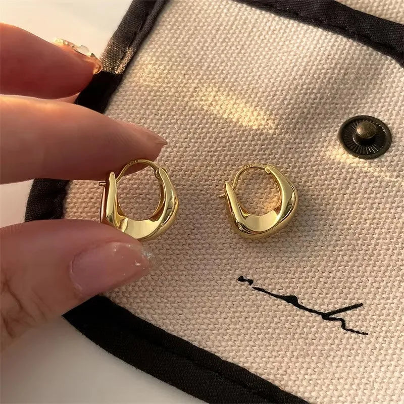 Bold Curve Hoop Earrings – Minimalist Chic
