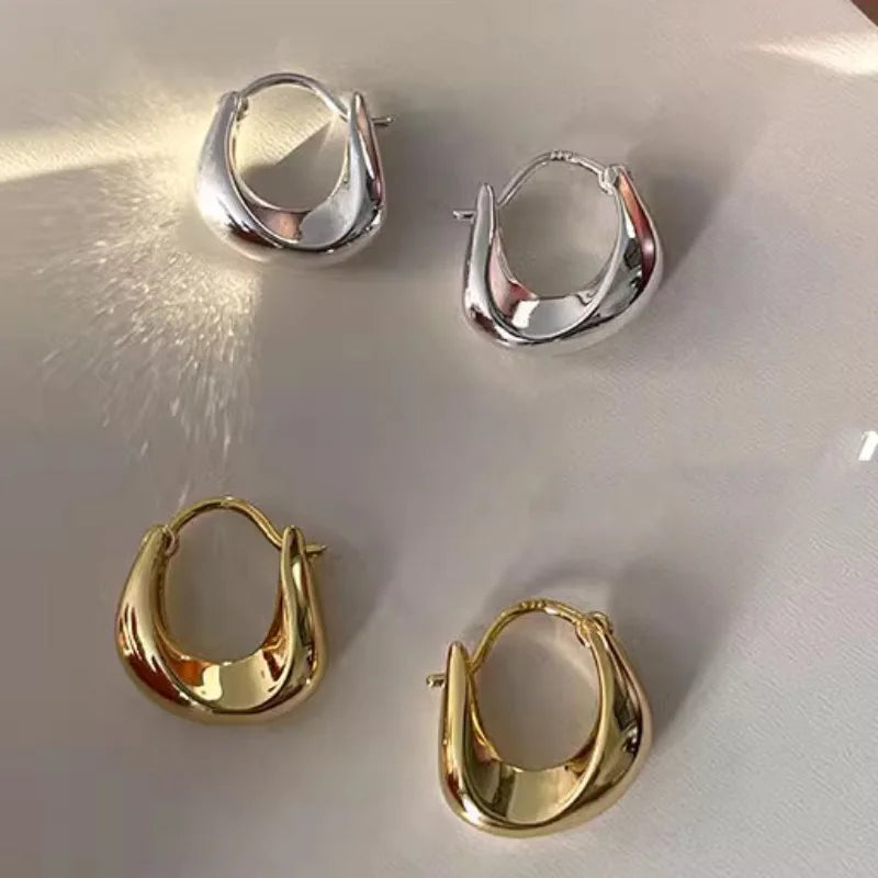 Bold Curve Hoop Earrings – Minimalist Chic